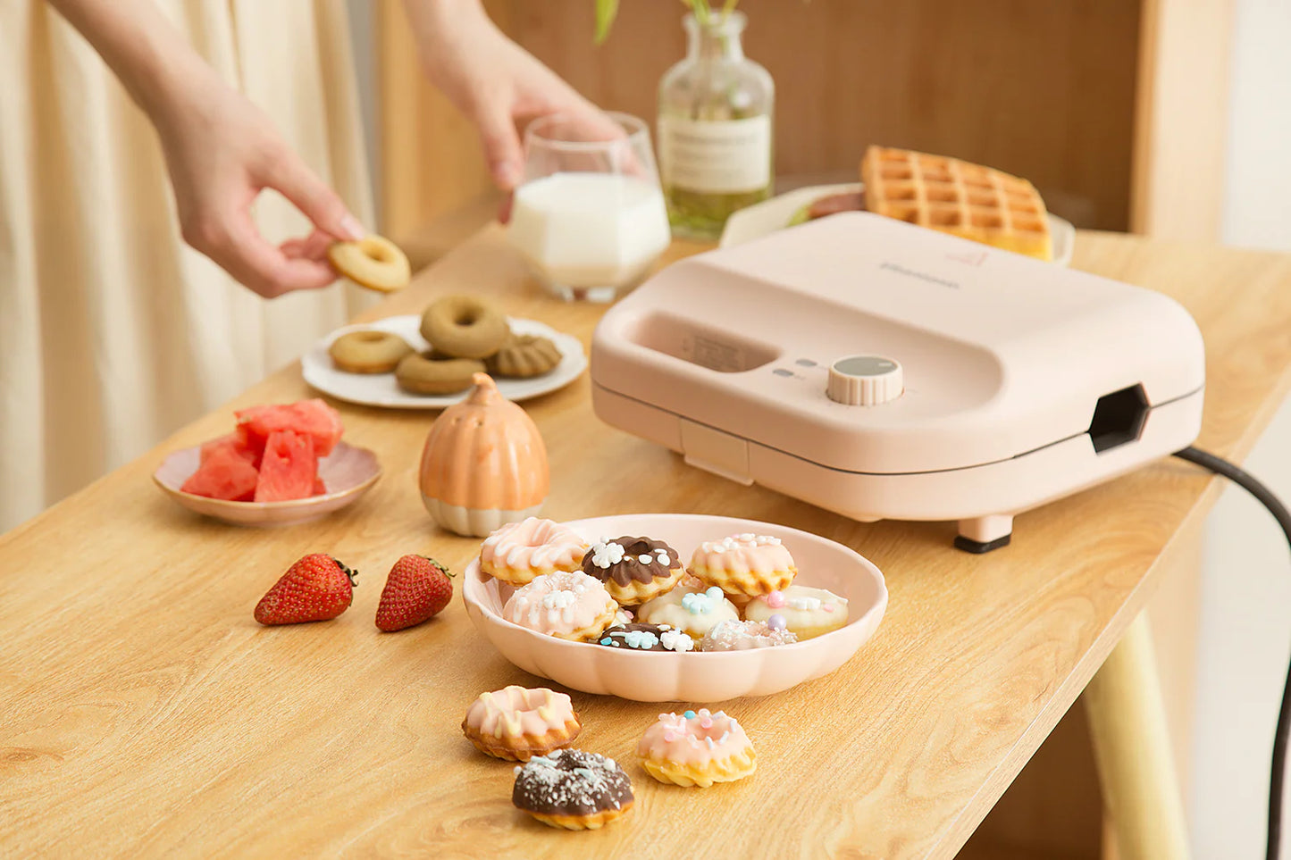 Vitantonio 900W Waffle & Hot Sand Baker (VWH500A)